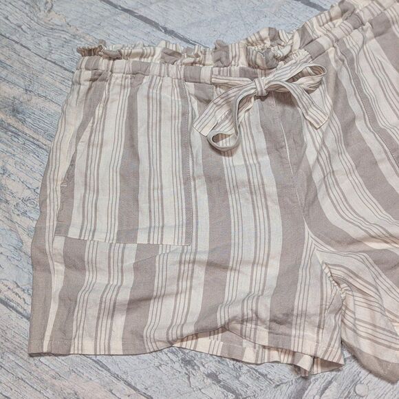 Torrid 0x Pull On Beige & Cream Striped Shorts with Belt - Picture 3 of 5